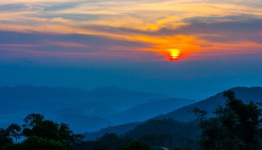 Thailand.Cloudy dağında yağmur yağmuru gün batımında.