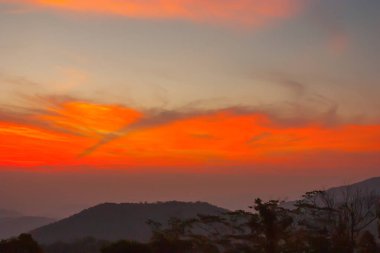 Thailand.Cloudy dağında yağmur yağmuru gün batımında.