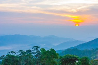 Thailand.Cloudy dağında yağmur yağmuru gün batımında.