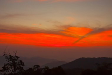 Thailand.Cloudy dağında yağmur yağmuru gün batımında.