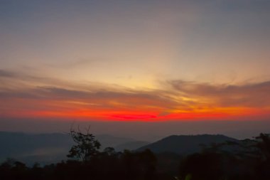 Thailand.Cloudy dağında yağmur yağmuru gün batımında.