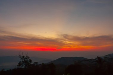 Thailand.Cloudy dağında yağmur yağmuru gün batımında.
