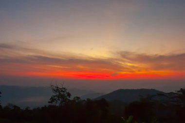 Thailand.Cloudy dağında yağmur yağmuru gün batımında.