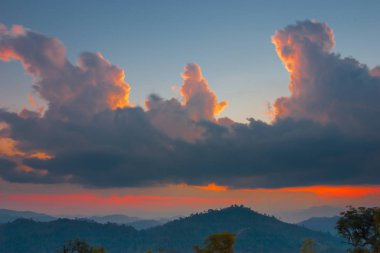Thailand.Cloudy dağında yağmur yağmuru gün batımında.