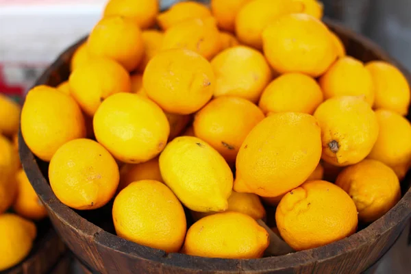 许多柠檬被组合在一个木制篮子里 — 图库照片