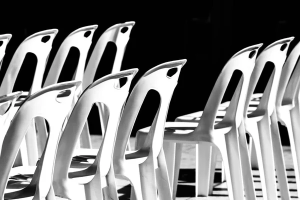 塑料椅堆积在阳光和阴影中 — 图库照片