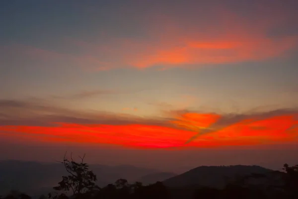 雨のチャンスと Thailand Cloudy の山の夕日 — ストック写真