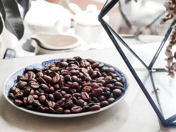 Kaffeebohnen Blauem Teller Auf Dem Tisch Mit Der Kaffeemaschine Morgen — Stockfoto