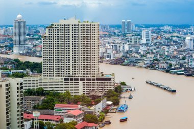 Chao Phraya Nehri'nin, Bangkok, Tayland kahverengi kuzeyden gelen yağmur mevsimi nedeniyle.