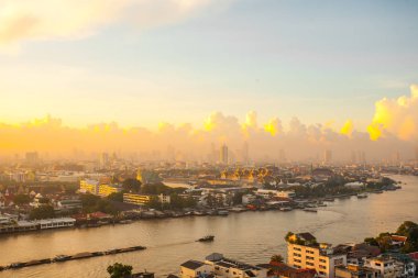 Chao Phraya Nehri arkasında köşedeki Kraliyet Sarayı görünümünü güneş doğuyor.