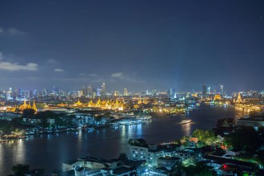 Chao Phraya Nehri'nin, Bangkok gece, Grand Palace bakan.