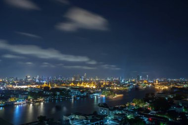 Chao Phraya Nehri'nin, Bangkok gece, Grand Palace bakan.