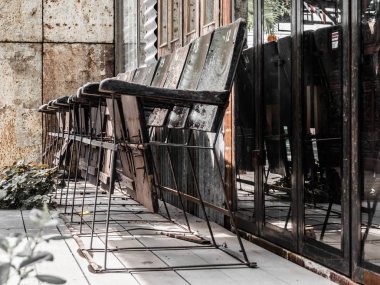 Eski binanın önünde yer alan eski ahşap sandalye.