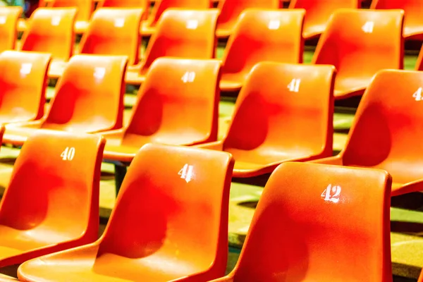 Silla Fila Plástico Naranja Con Todos Los Números Gran Sala —  Fotos de Stock