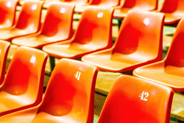 Silla Fila Plástico Naranja Con Todos Los Números Gran Sala —  Fotos de Stock