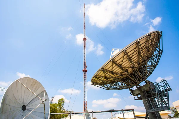 Tour Signal Antenne Parabolique Ciel Est Grand Les Nuages Sont — Photo