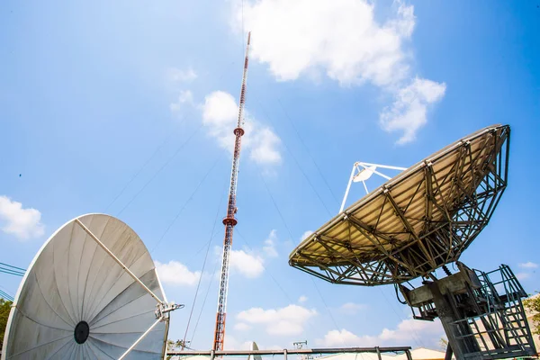 Tour Signal Antenne Parabolique Ciel Est Grand Les Nuages Sont — Photo