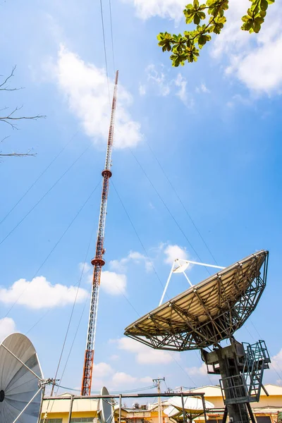 Tour Signal Antenne Parabolique Ciel Est Grand Les Nuages Sont — Photo