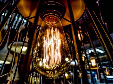 Turuncu tungsten ampul etrafında, aydınlatma, binada çok renkli elektrik lambaları, yumuşak focus.high kontrast biçimi ile siyah demir çit ile bina iç asılı.