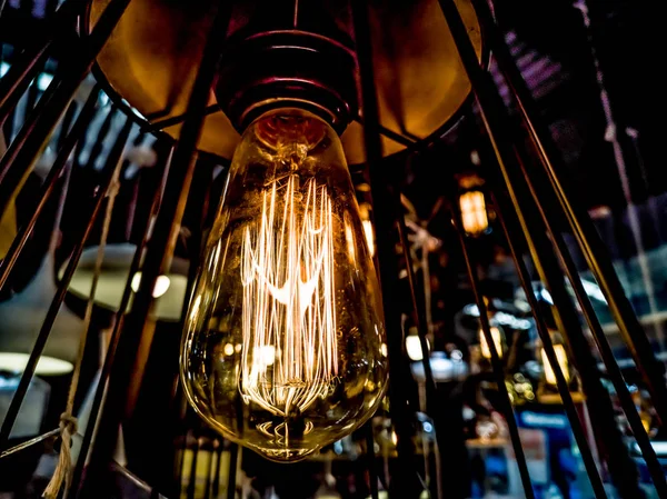 Bombilla Luz Naranja Tungsteno Colgando Interior Del Edificio Con Una — Foto de Stock