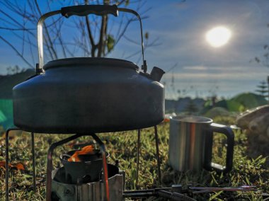 Dağ kahve pişirme güveç sabah güneşin soba
