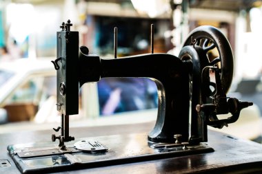 Eski dikiş makinesi yerleştirilmiş Thailand.soft odak eski moda bir evde.