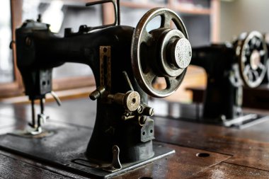 Eski dikiş makinesi yerleştirilmiş Thailand.soft odak eski moda bir evde.