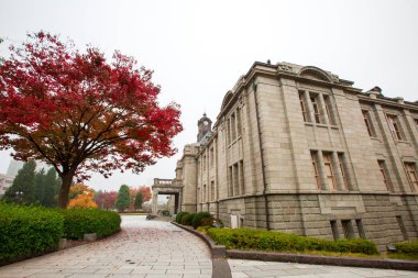 Eski Saat Kulesi eski binanın çatısında red vardır yaprakları, turuncu ve mavi gökyüzü. Sonbahar Yamagata, Japonya