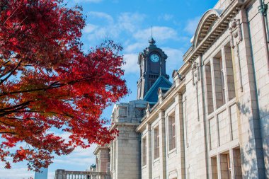 Yamagata, Japonya'da Sonbahar yaprakları ile eski binanın çatı üzerinde Antik Saat Kulesi