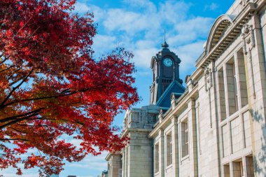 Yamagata, Japonya'da Sonbahar yaprakları ile eski binanın çatı üzerinde Antik Saat Kulesi