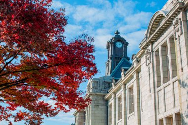 Yamagata, Japonya'da Sonbahar yaprakları ile eski binanın çatı üzerinde Antik Saat Kulesi