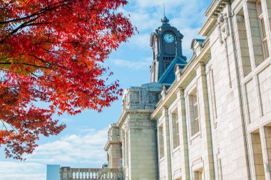 Yamagata, Japonya'da Sonbahar yaprakları ile eski binanın çatı üzerinde Antik Saat Kulesi