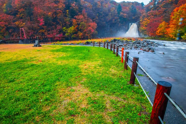 瀑布在许多叶子之中 在秋天叶子叶子颜色变化在山形县 — 图库照片