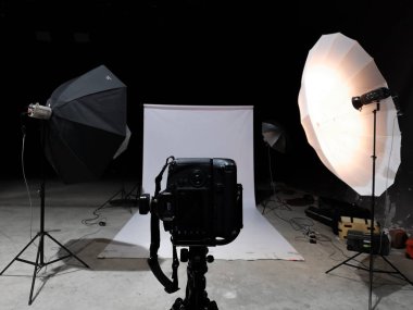Stüdyoda çekim aydınlatma. Siyah odaya beyaz bir sahne olduğunu.
