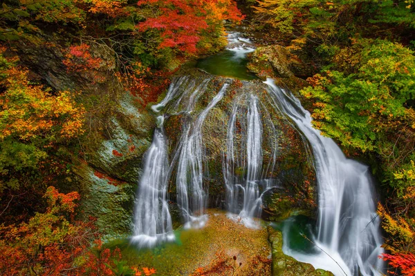 Cachoeira Entre Muitas Folhagens Nas Folhas Outono Mudança Cor Folha — Fotografia de Stock