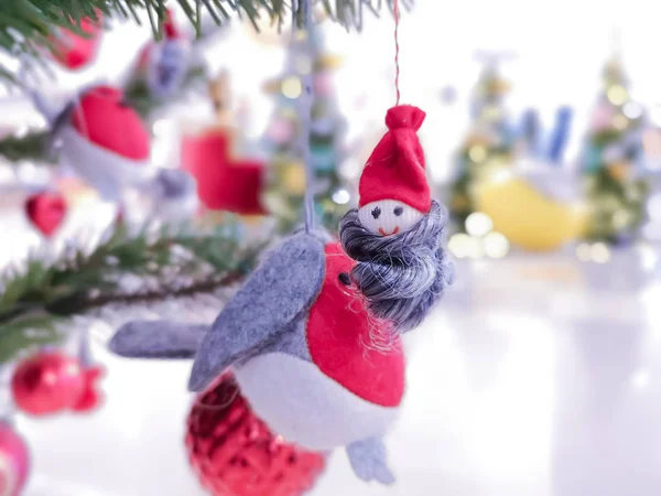 Рождественские Куклы Висят Рождественской Елке Новым Годом Снегу Зимой — стоковое фото