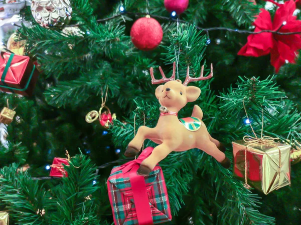Bonecas Natal Penduradas Árvore Natal Giveaway Feliz Ano Novo Snow — Fotografia de Stock