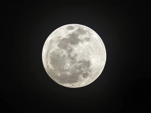 暗い空の夜の満月 — ストック写真