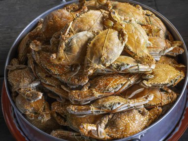 Bir kap içinde yemeye hazır yığılmış yengeç buğulama jumbo.