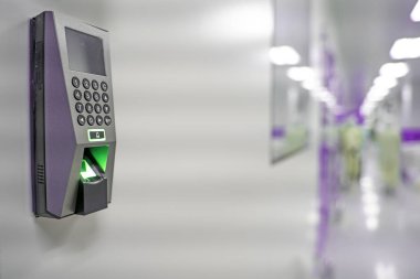 Çalışma süresini kaydetmek için parmak izi tarayıcısı. Cihaz güvenliği ve şifre kontrolü parmak izi ile güvenlik sistemlerine girmek. Modern teknoloji ve siber uzay, güvenlik ve parmak izi ile şifre kontrolü geleceğinin iş kavramları