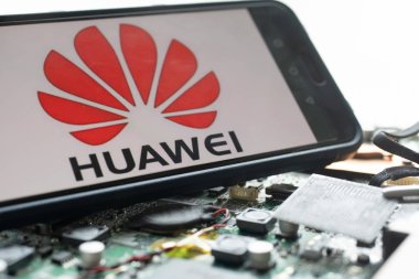 Bangkok, Tayland - 25 Mayıs 2019: Arm bir akıllı telefon çipi tasarımcısı. Bir mobil cihaz işlemcitemeli mi, Fotoğraf bulanıklığı, arka plan olarak huawei telefon, Huawei güvenlik sorunları, iş krizleri,
