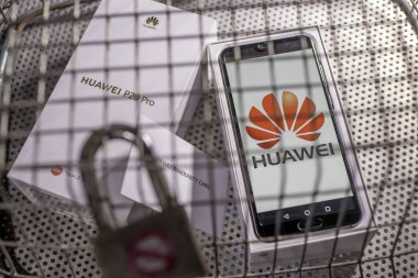 Bangkok, Tayland - 25 Mayıs 2019: Anahtarlarla kilitli çelik kafeslerde Huawei telefonları, yasaklı işaretler, kutular ve garantiler, Huawei güvenlik sorunları, iş krizleri, Huawei logo ekranları.