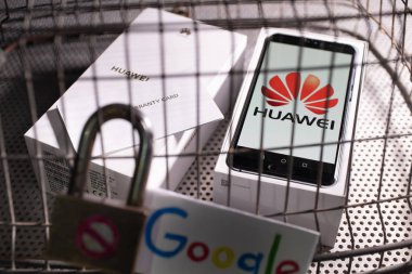 Bangkok, Tayland-25 Mayıs 2019: dolap ve Google işaretler, kutular ve garantiler, Huawei güvenlik sorunları, iş krizleri, Huawei logo ekranları ile çelik kafeslerde Huawei telefonlar