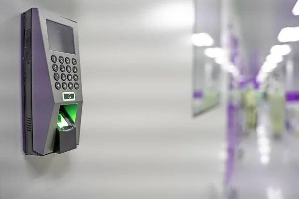 Çalışma süresini kaydetmek için parmak izi tarayıcısı. Cihaz güvenliği ve şifre kontrolü parmak izi ile güvenlik sistemlerine girmek. Modern teknoloji ve siber uzay, güvenlik ve parmak izi ile şifre kontrolü geleceğinin iş kavramları
