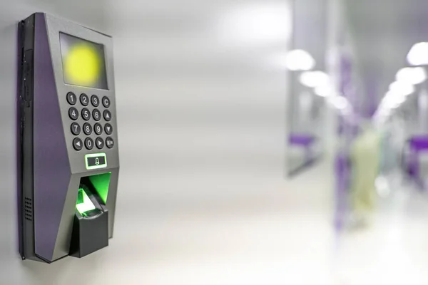 Çalışma süresini kaydetmek için parmak izi tarayıcısı. Güvenlik sistemlerine girmek için parmak izi ile cihaz güvenliği ve şifre kontrolü.