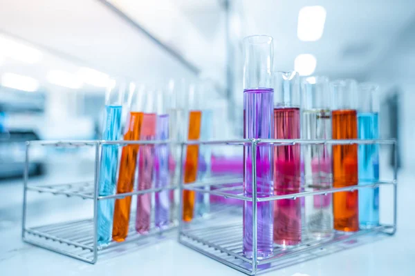 Стеклянные Бутылки Содержащие Различные Химические Вещества Лаборатории — стоковое фото