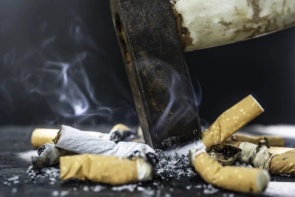 世界无烟日是每年的5月31日 香烟被砸碎 被铁锤砸碎 戒烟概念 消除吸烟 — 图库照片