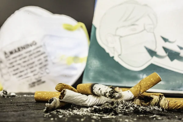 Cigarros Foram Queimados Fumar Fundo Uma Máscara Protetora Close Tiros — Fotografia de Stock