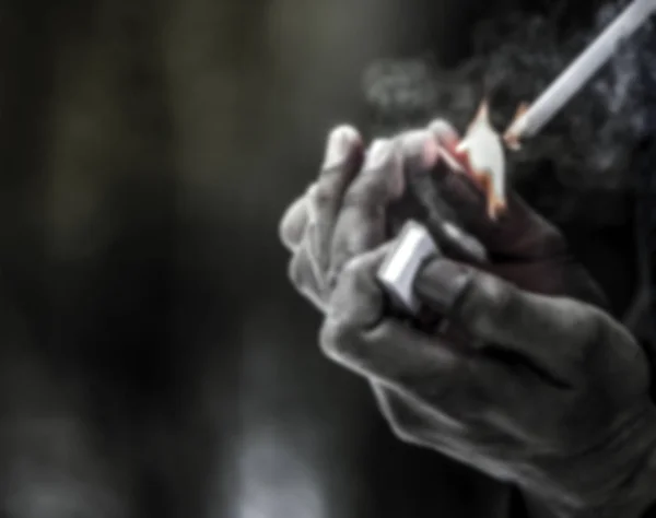 Las manos del hombre andrajoso Cigarrillo con cerillas en el bosque — Foto de Stock