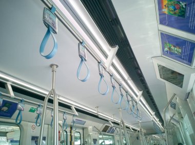Bangkok, Tayland - 26 Ekim 2018 : Mrt Purple Line Mrt. Batı banliyöleri arasında Bangkok, Tayland'a hizmet veren otomobilin içinde temizlik.